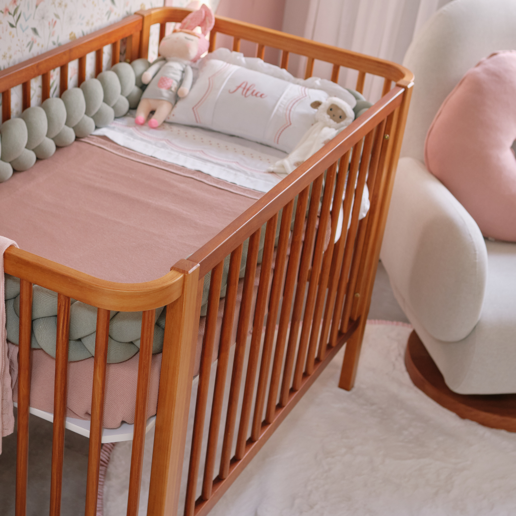 Conjunto Móveis Quarto Bebê – Berço 2 em 1 e Cômoda 6 Gavetas com Tampo de Madeira cor Nogueira