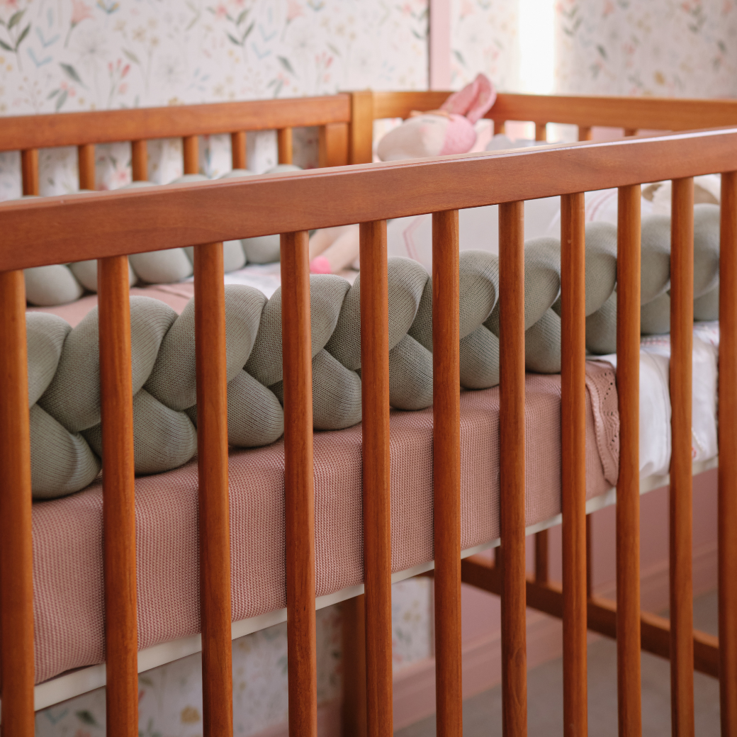 Conjunto Móveis Quarto Bebê – Berço 2 em 1 e Cômoda 6 Gavetas com Tampo de Madeira cor Nogueira