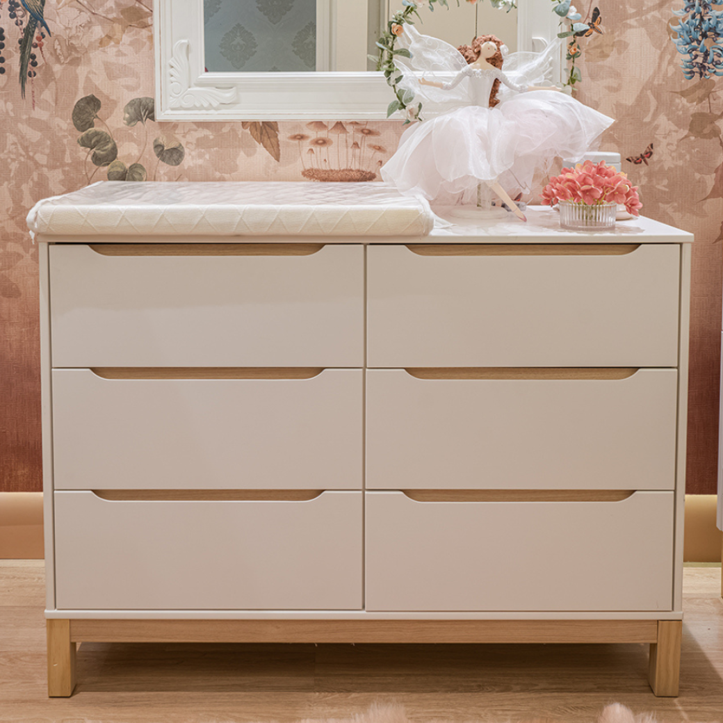 Cômoda Moderna em um quarto floral de menina.