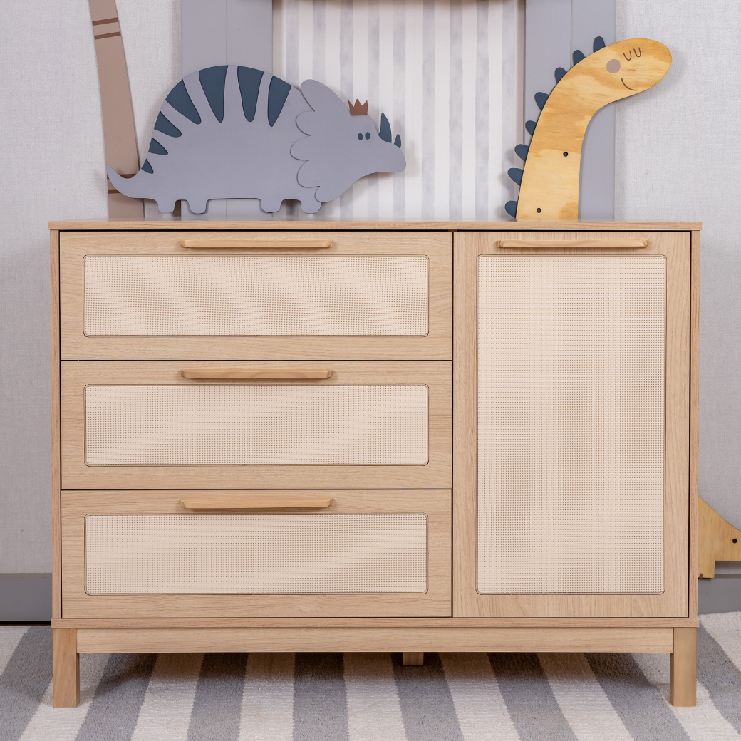 Cômoda Infantil de Madeira com Palhinha Natural – 3 Gavetas e 1 Porta – Linha Indy Quater.