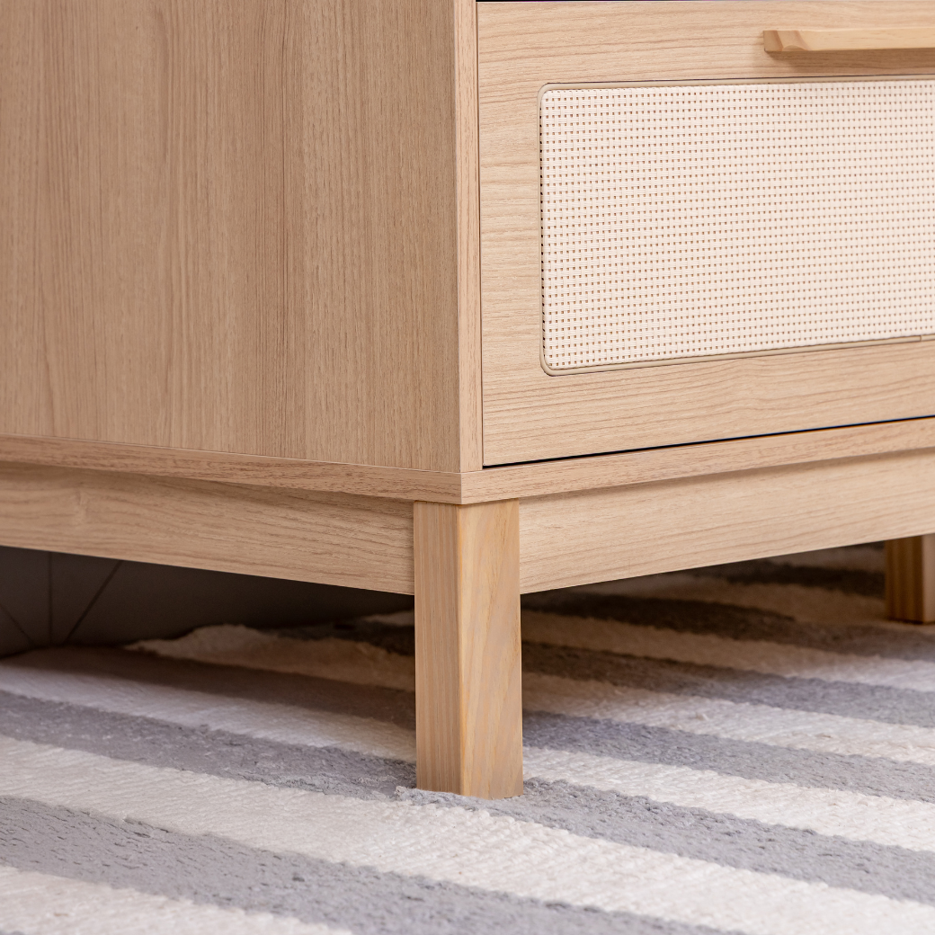 Cômoda Infantil Indy em Madeira com Porta e Palhinha – Design Retrô e Funcional.