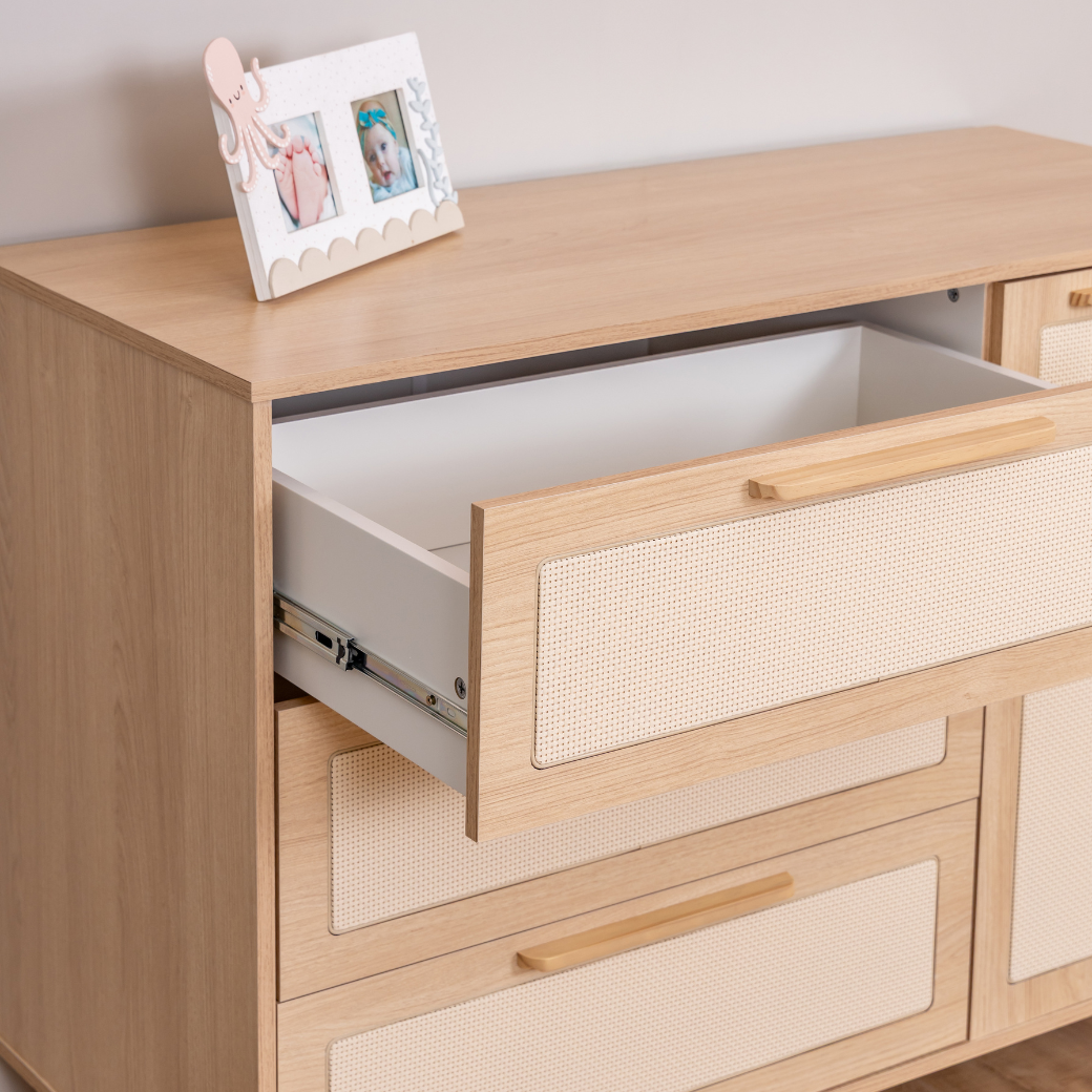 Cômoda Indy com Palhinha Natural – 3 Gavetas e 1 Porta – Quarto de Bebê em MDF.