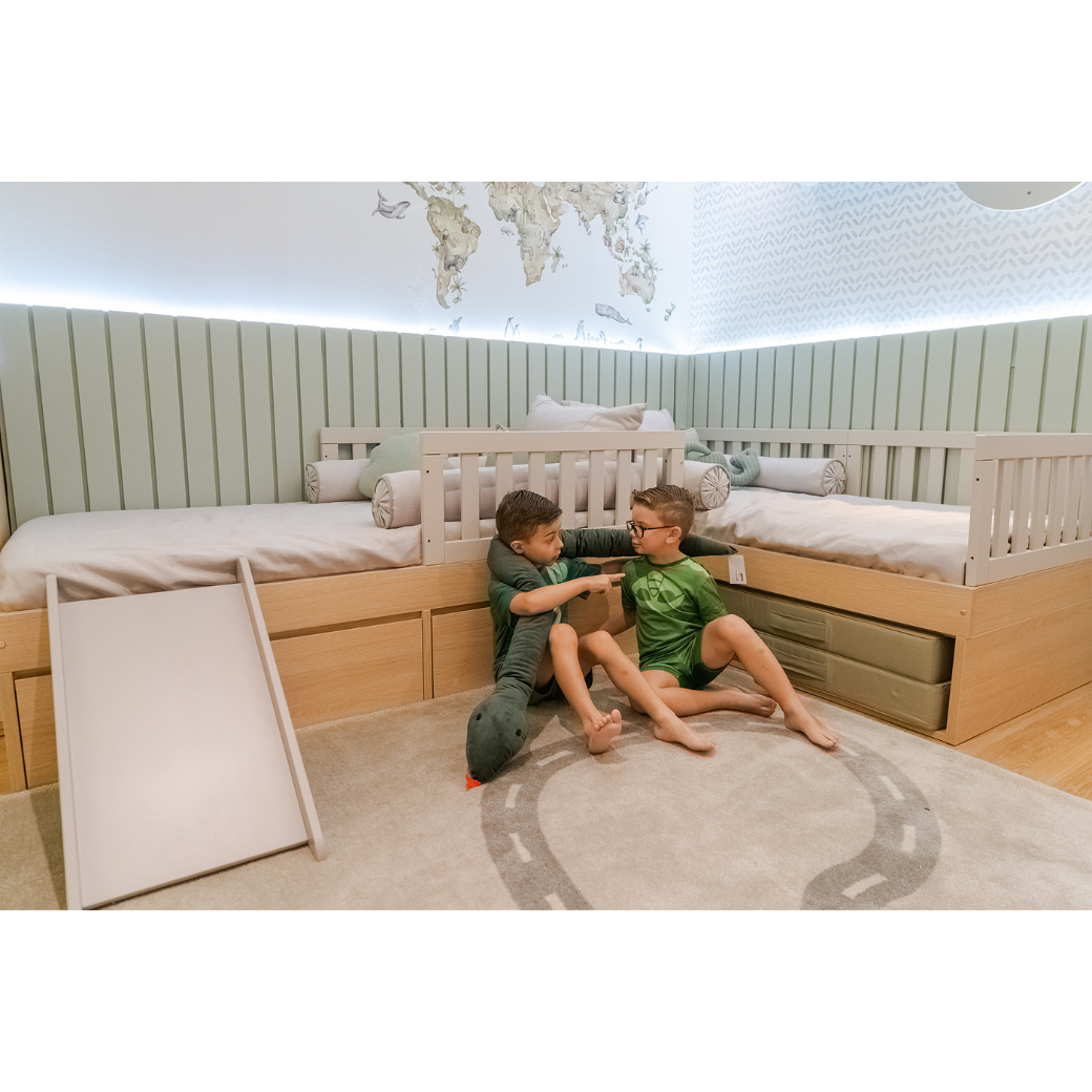 A Cama Infantil linha Play com grades, 1 modelo com 2 gavetas e outra com nicho.