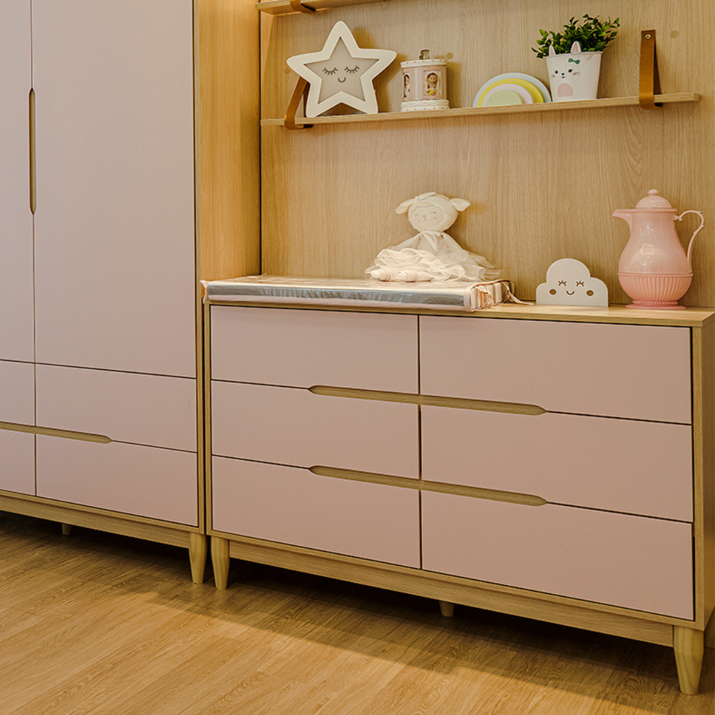 Cômoda com Bancada Ampla: Seu tampo estendido é perfeito para acomodar um trocador de tamanho padrão e ainda sobrar espaço para o kit higiene e itens decorativos.