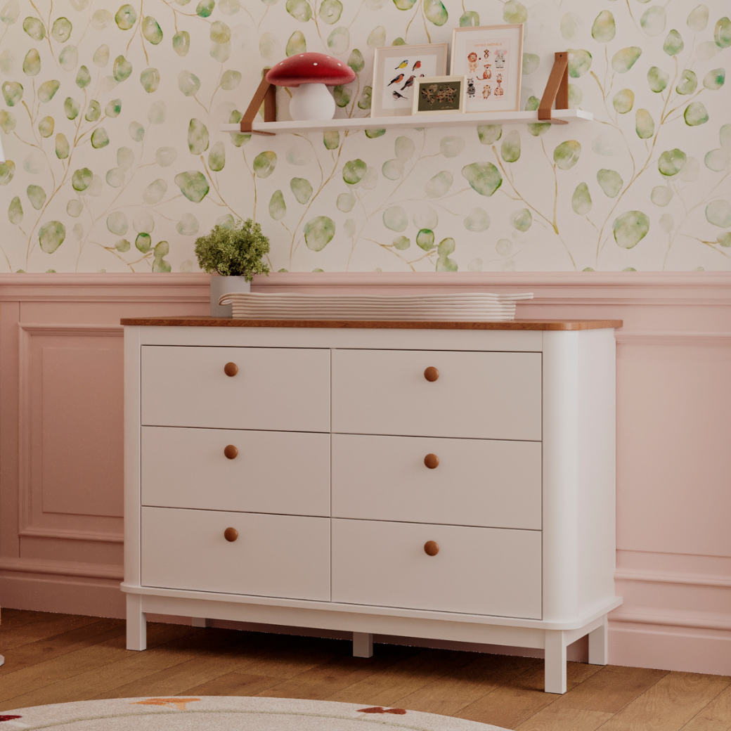 Cômoda Quater Linha Cromo branca com um tampo de madeira escura em ambiente decorado, design moderno e funcional