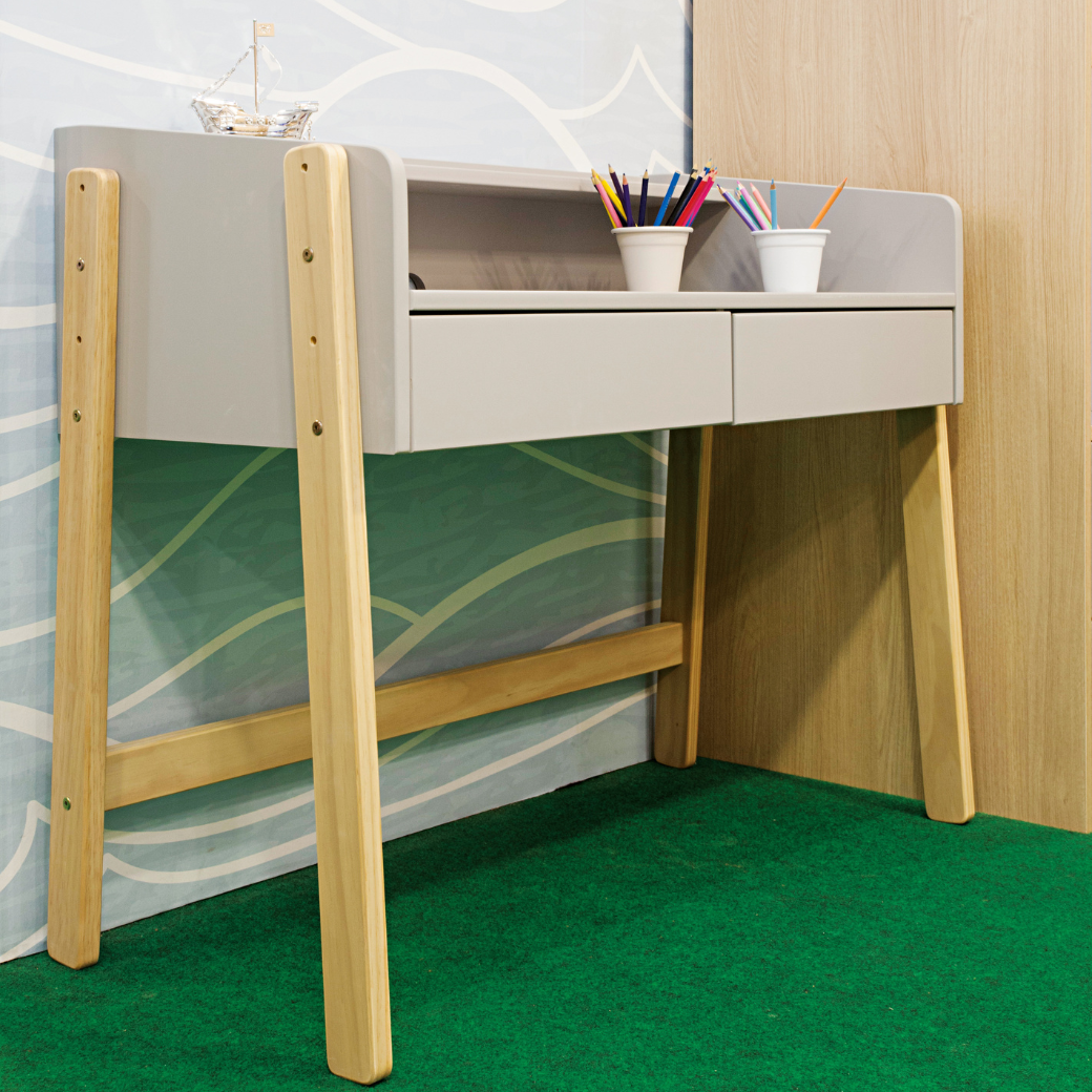 Escrivaninha Infantil com Altura Ajustável – Modelo Play com 6 Opções de Cores