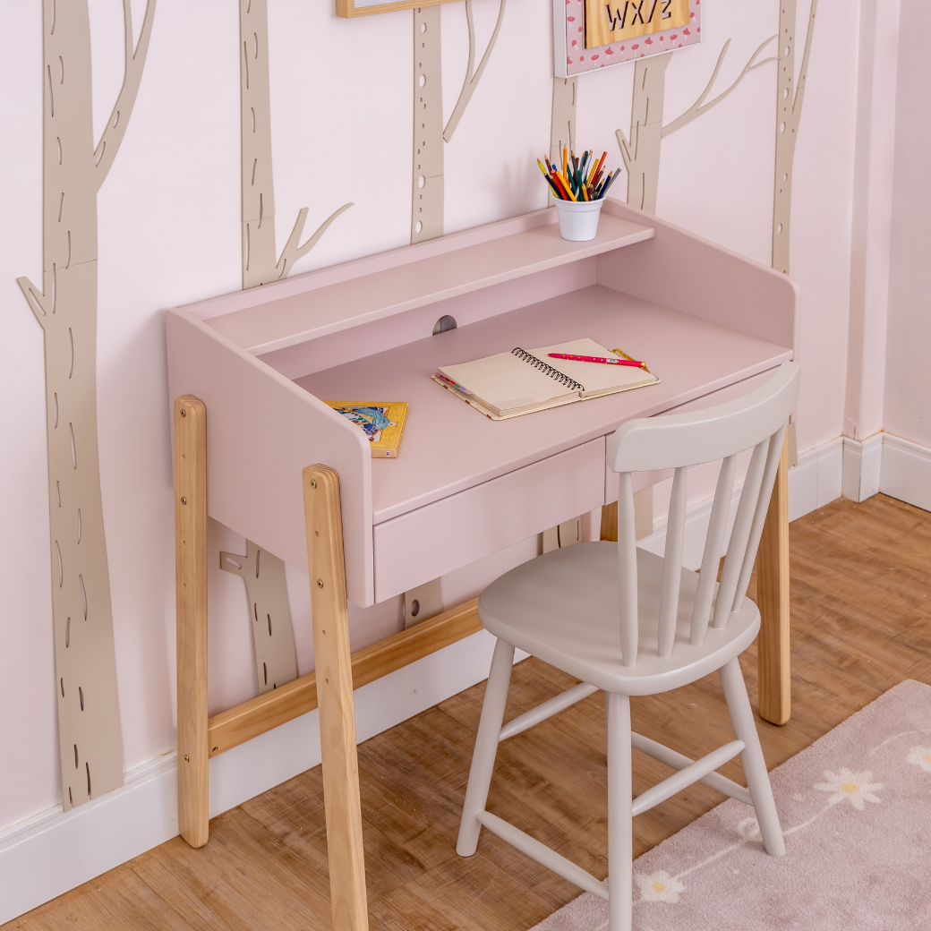 Mesa Infantil com Regulagem de Altura – Escrivaninha Rosa com Pés de Madeira
