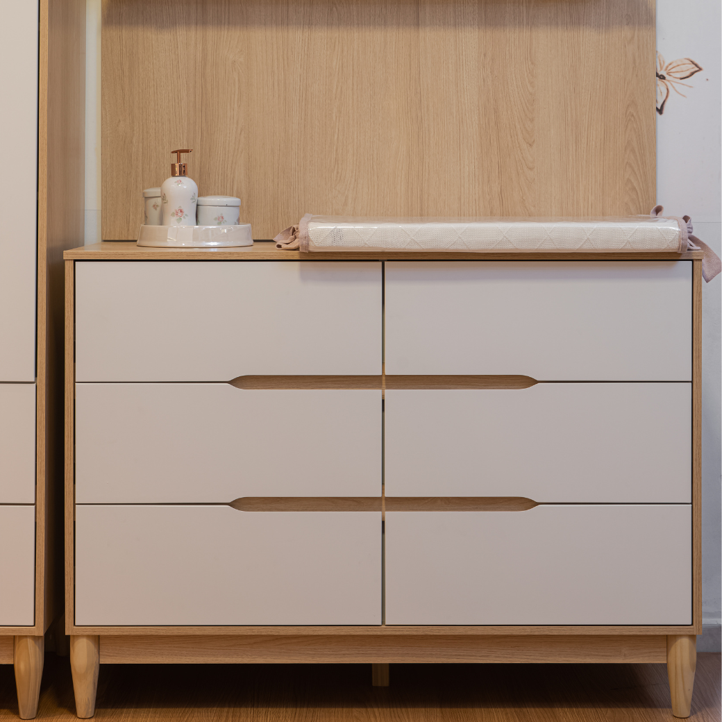 Cômoda em MDF e Madeira Maciça Linha Tomi Quater Móveis.