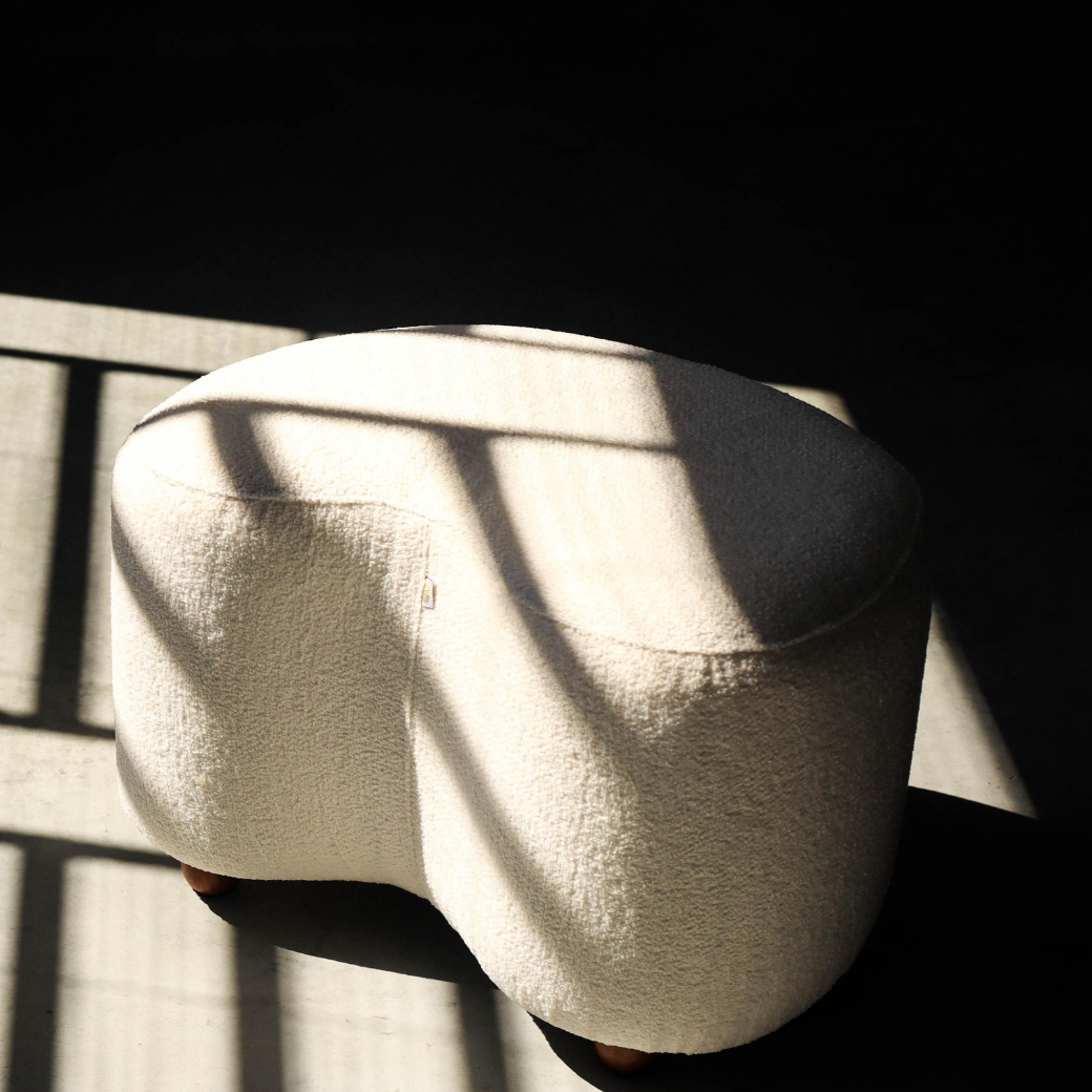 Poltrona Amamentação Balanço com Puff Curve Tecido Bouclé