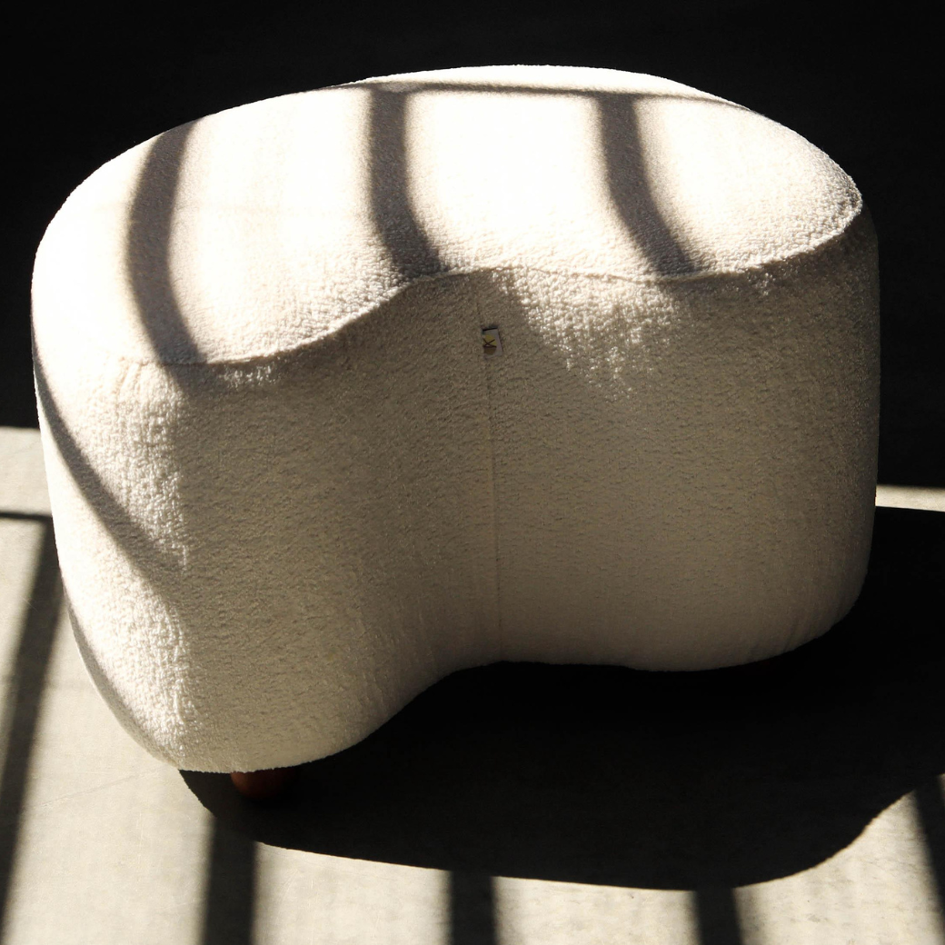 Poltrona Amamentação Balanço com Puff Curve Tecido Bouclé
