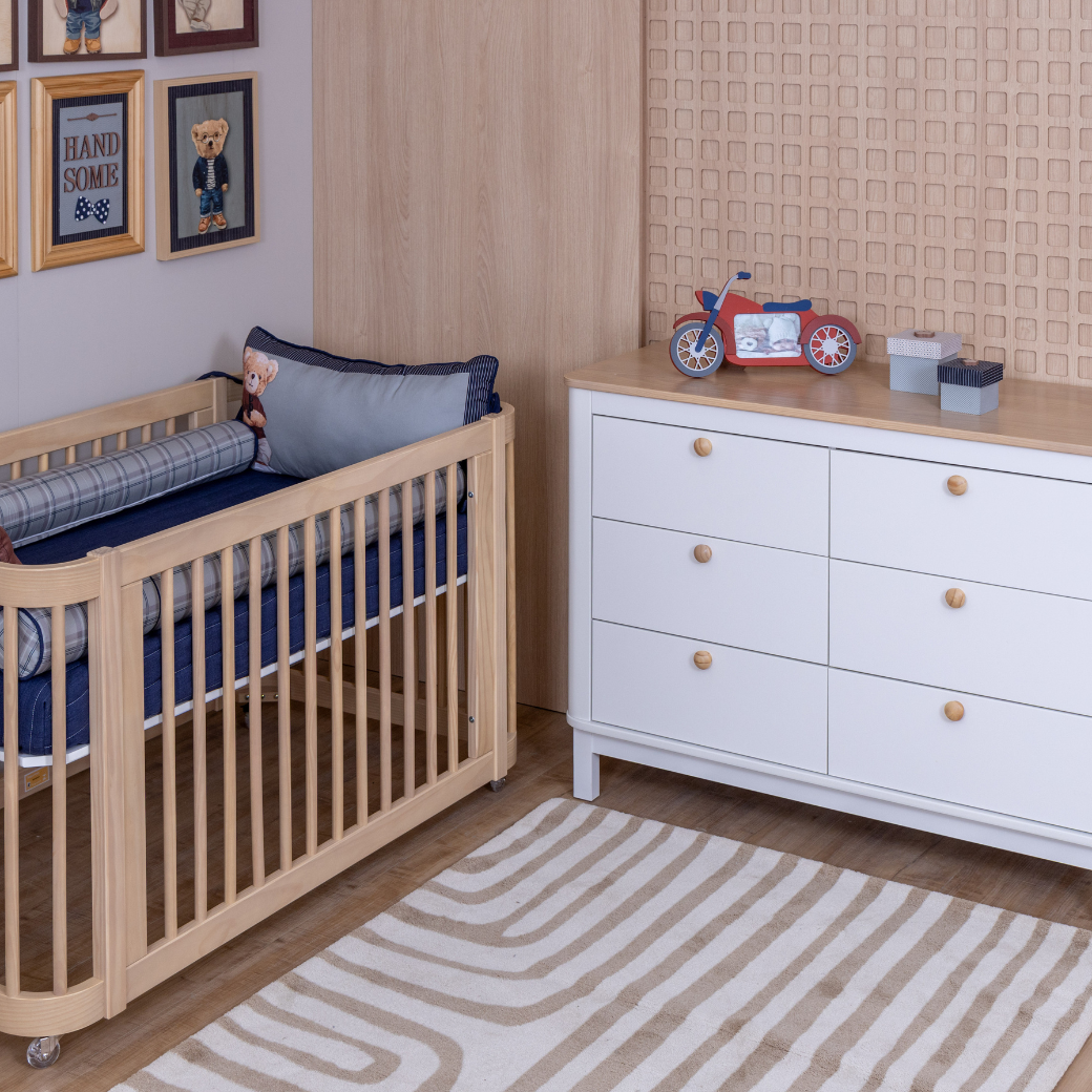 Berço Evolutivo e Cômoda Grande 6 Gavetas Branco com Carvalho Malva