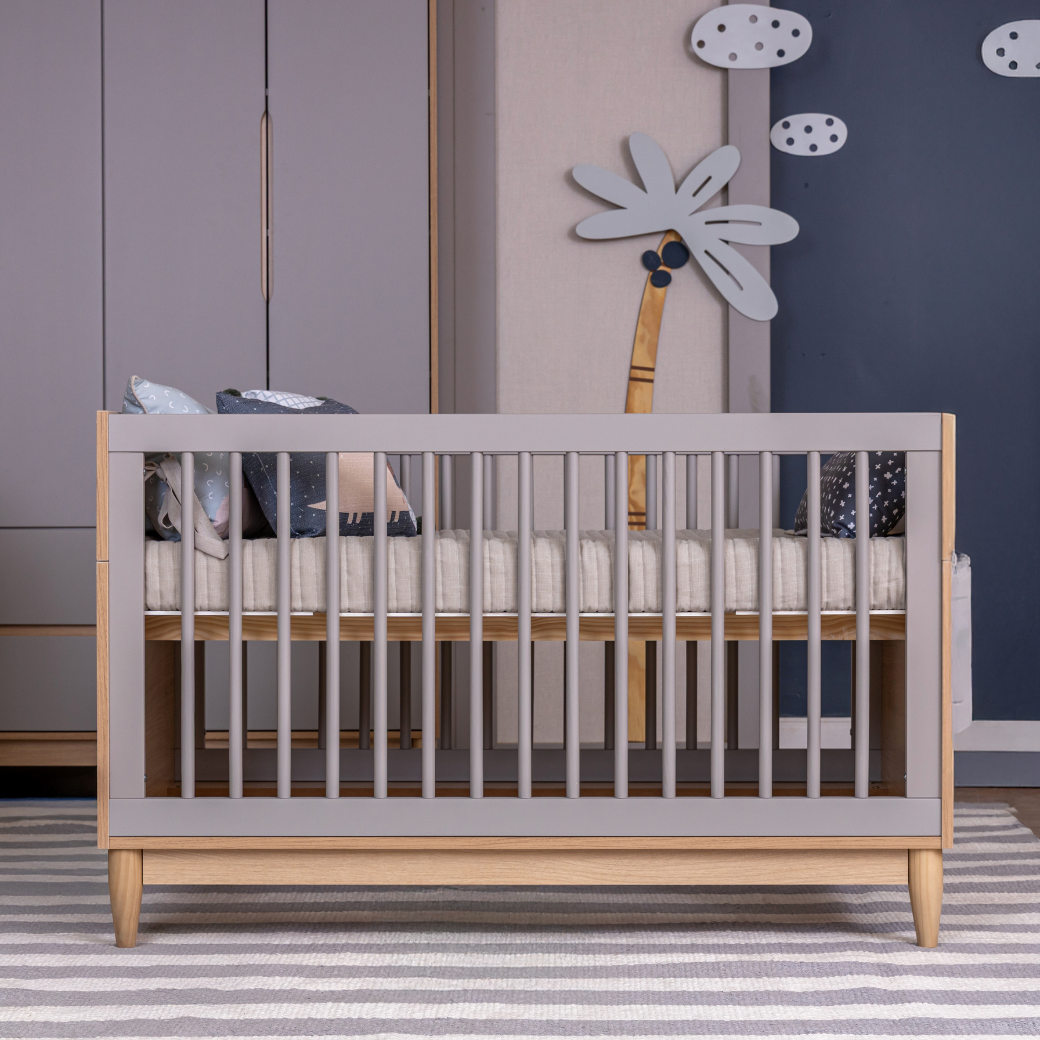 Berço 2 em 1 Tomi Cinza com Carvalho Malva – Versátil e Durável