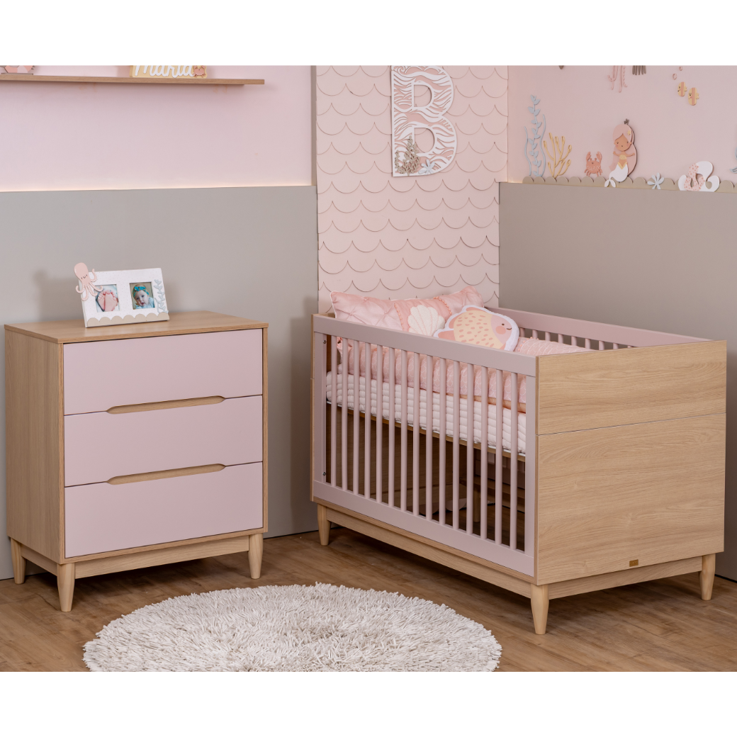 Conjunto Quarto de Bebê Tomi – Berço Americano e Cômoda 3 Gavetas em MDF Rosa com Carvalho Malva