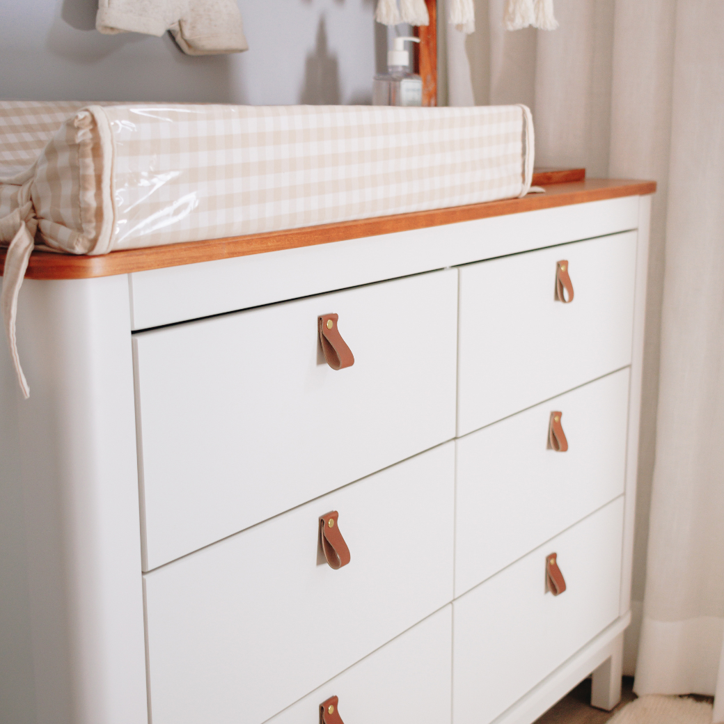 Conjunto Móveis Quarto Bebê – Berço 2 em 1 e Cômoda 6 Gavetas com Tampo de Madeira cor Nogueira