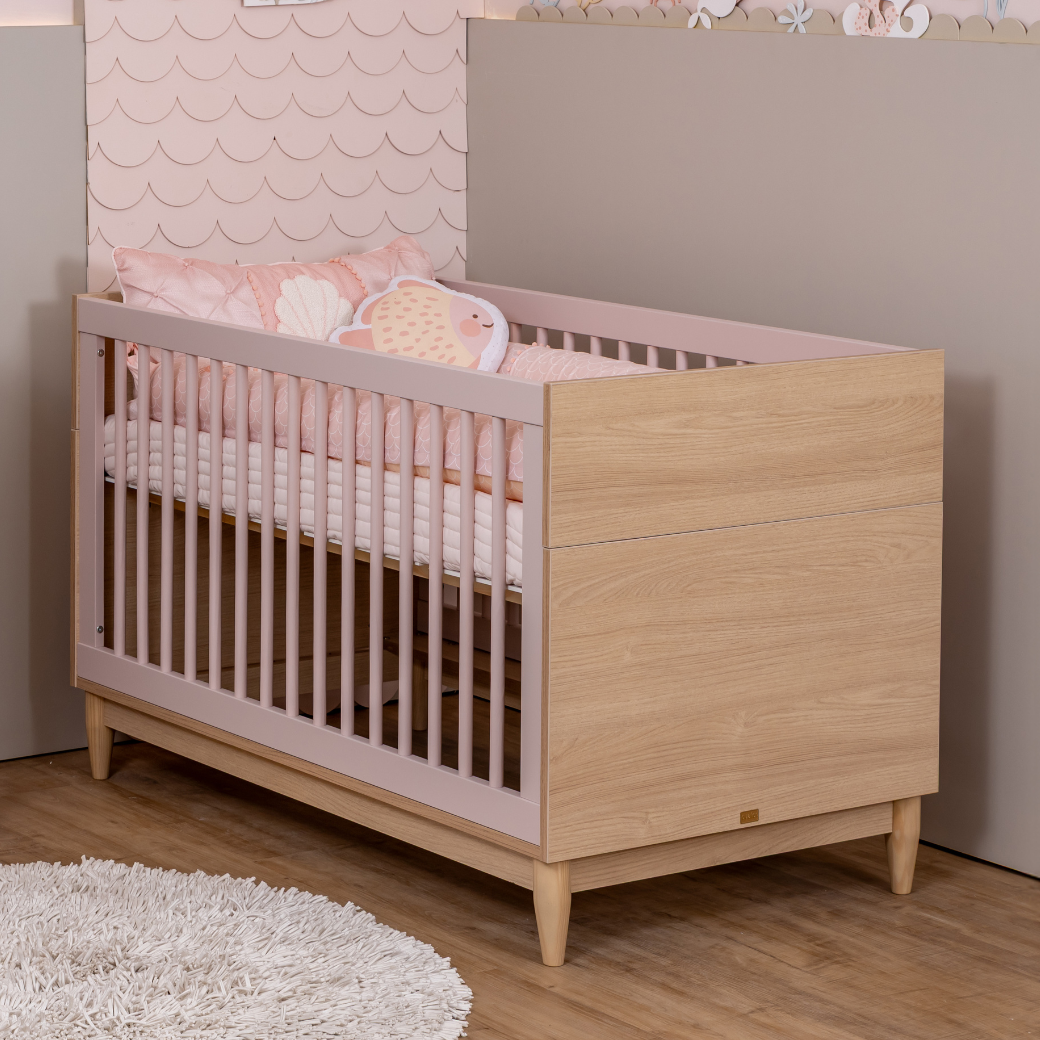 Conjunto Quarto de Bebê Tomi – Berço Americano e Cômoda 3 Gavetas em MDF Rosa com Carvalho Malva