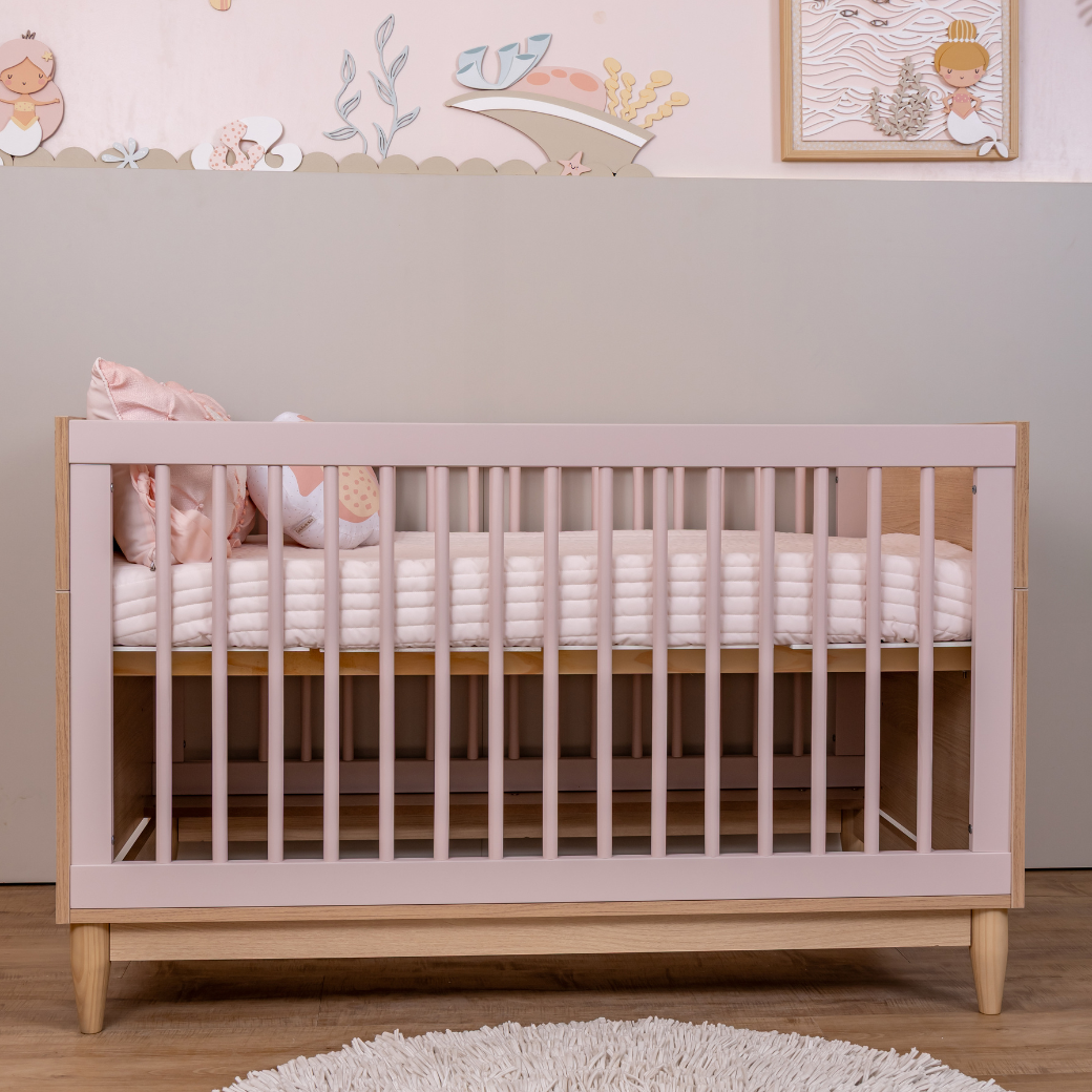 Conjunto Quarto de Bebê Tomi – Berço Americano e Cômoda 3 Gavetas em MDF Rosa com Carvalho Malva