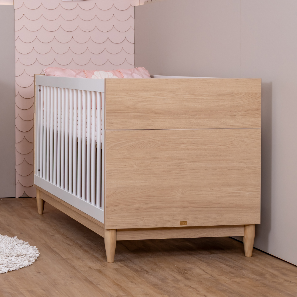 Berço e Cômoda 6 gavetas Linha Tomi Branco com Carvalho Malva