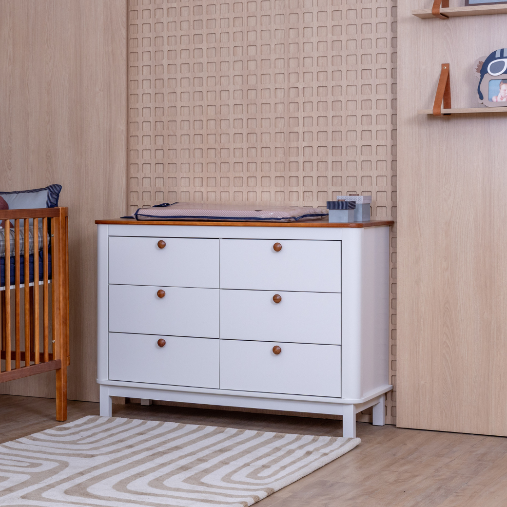 Conjunto Móveis Quarto Bebê – Berço 2 em 1 e Cômoda 6 Gavetas com Tampo de Madeira cor Nogueira