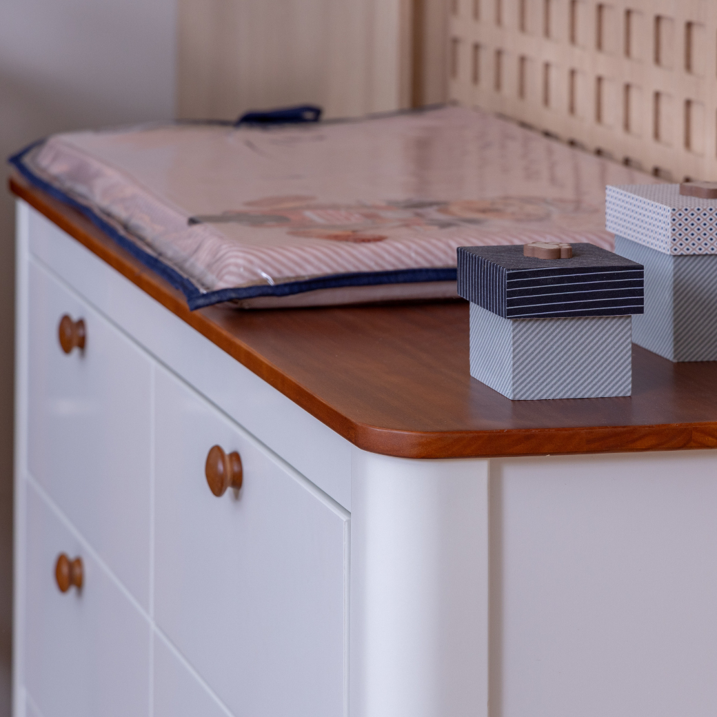 Conjunto Móveis Quarto Bebê – Berço 2 em 1 e Cômoda 6 Gavetas com Tampo de Madeira cor Nogueira