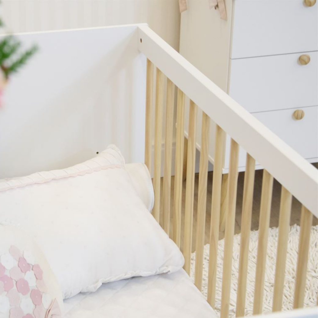 Berço e Cômoda de Madeira para Quarto de Bebê Marca Quater