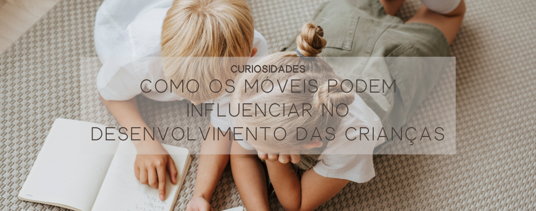 crianças lendo com a descrição do título do blog: como os móveis podem influenciar no desenvolvimento das crianças. acima está escrito "curiosidade"