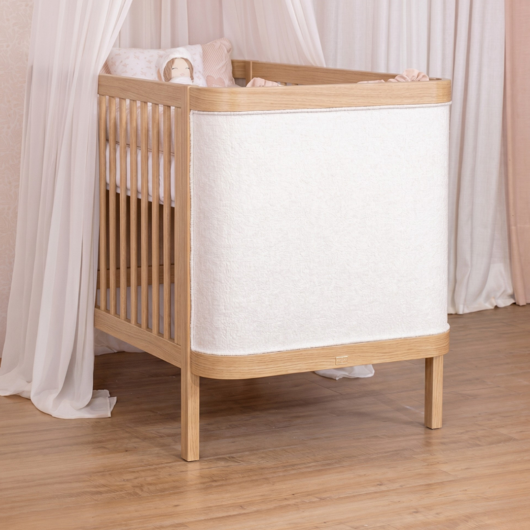 Berço de madeira maciça Quater Linha Soley, berço premium com tecido bouclé.