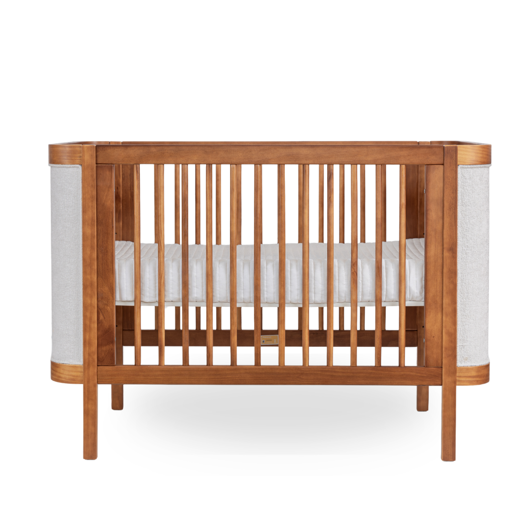 Berço de Madeira Maciça escura com Detalhe em tecido Bouclé.