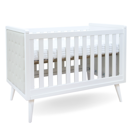 Berço Americano para Quarto de Bebê Branco com detalhe em Tecido Retrô Premium