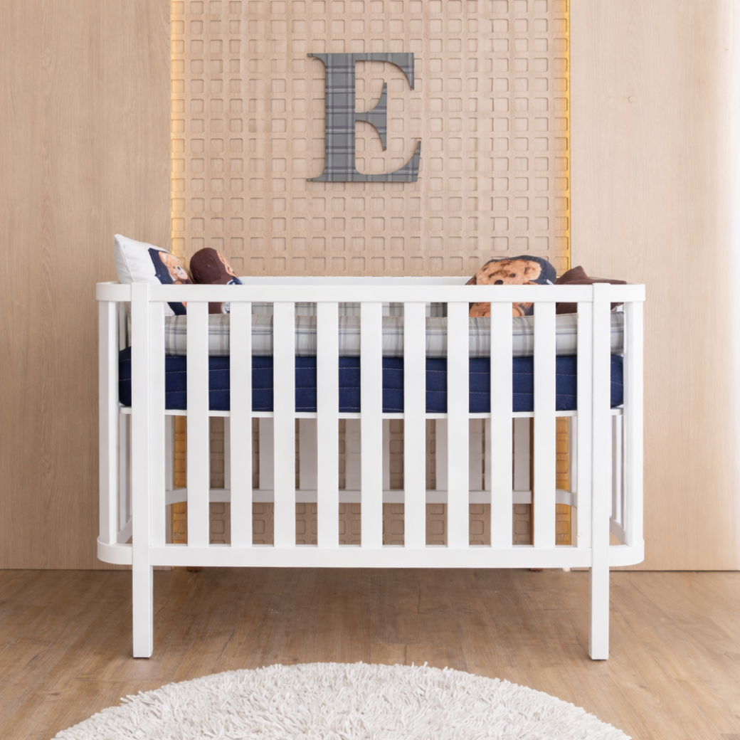 Berço alto Branco em Madeira Maciça, Acabamento superior, que mantém a beleza ao longo do tempo.