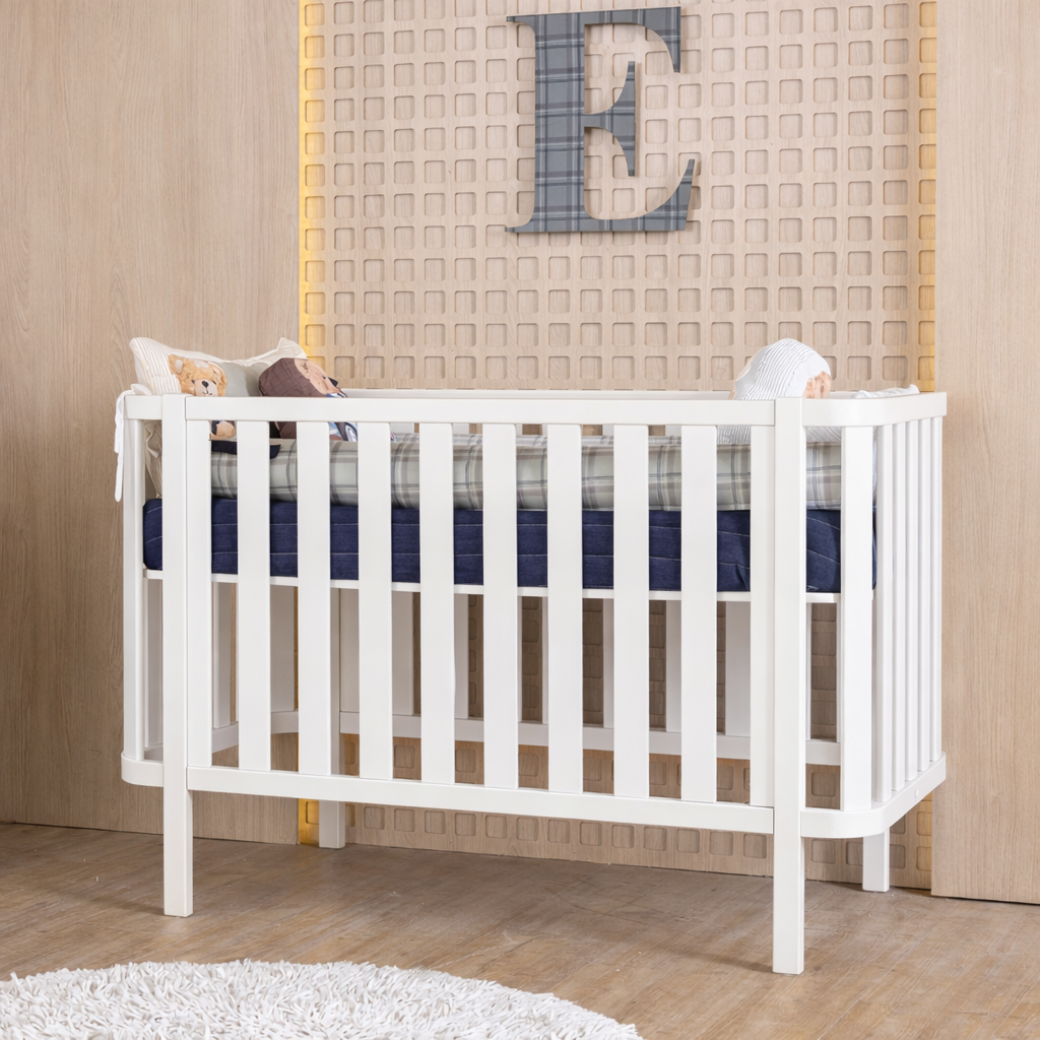 Berço branco com Estrutura robusta, ideal para uso intenso no dia a dia.