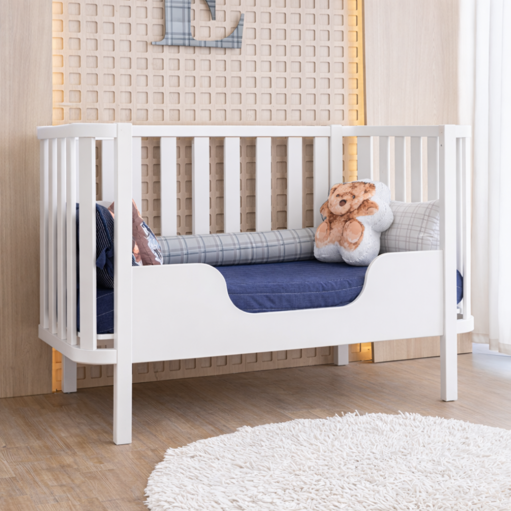 Mini Cama Branca com proteção lateral, ideal para uso de crianças entre 2 a 5 anos de idade.