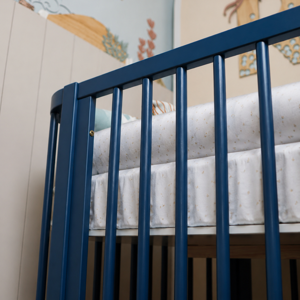 Berço de Madeira Maciça 2 em 1 Linha Kurve Prisma | Azul Petróleo