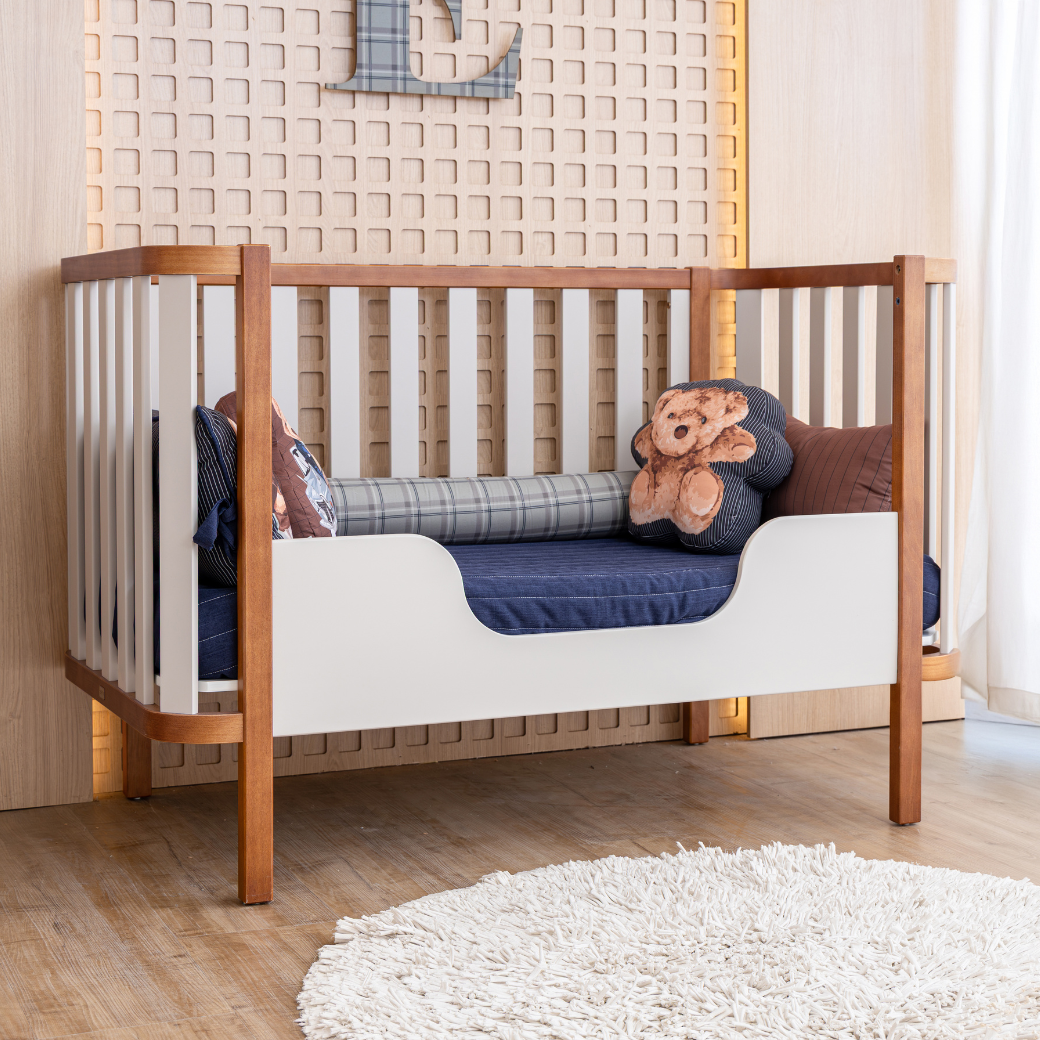 Mini Cama com Proteção Lateral cor Areia com Madeira Maciça escura.