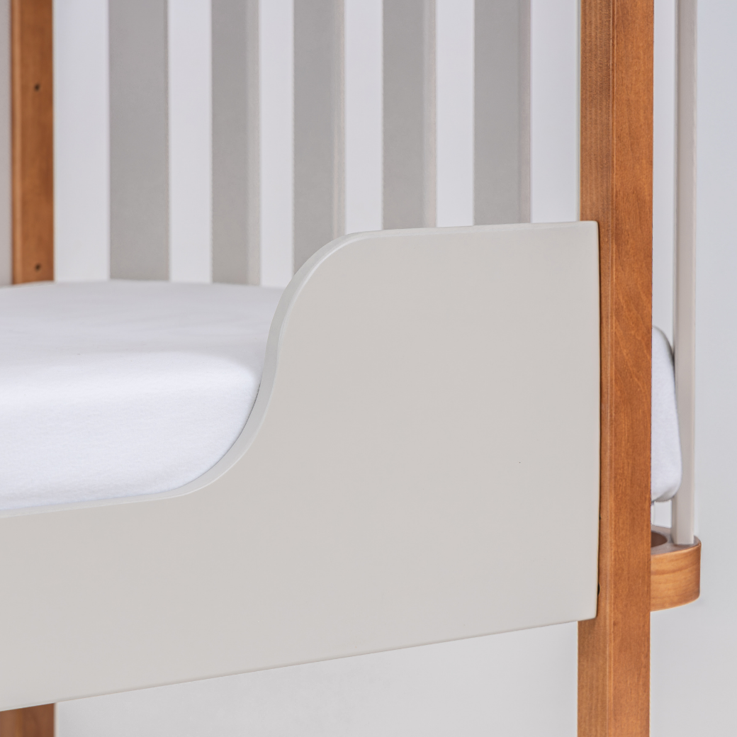 Proteção lateral para mini cama segura pois possui cantos arredondados.