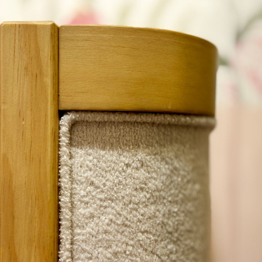 detalhe da madeira maciça com o tecido bouclé. Esse berço foi o escolhido pelo @Mcguime.