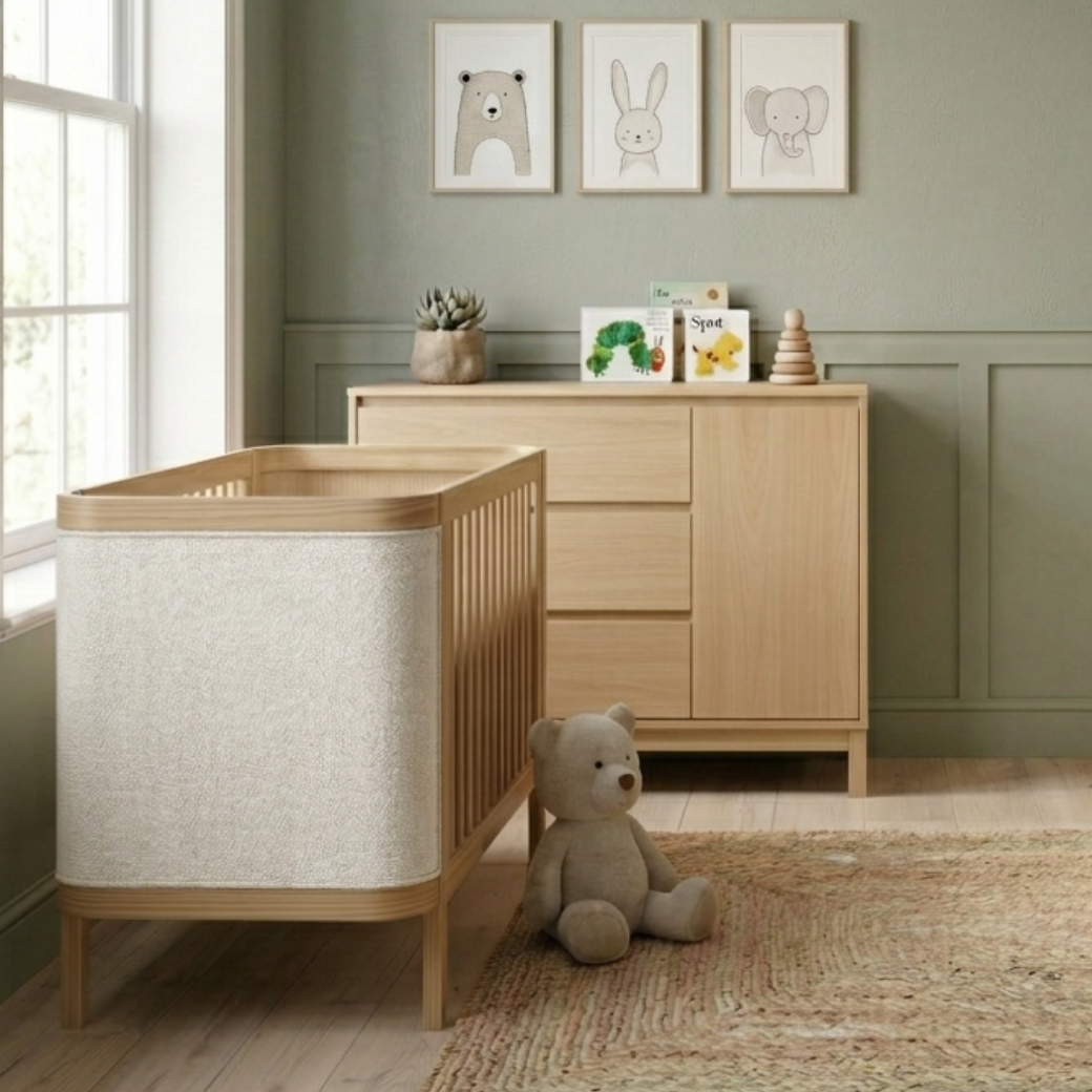Este conjunto de móveis para o quarto do bebê foi pensado para pais que não abrem mão do alto padrão e desejam um ambiente que transmita serenidade através do design escandinavo contemporâneo.