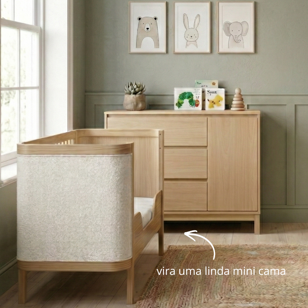 Unindo o aconchego do tecido bouclé à nobreza da madeira, o Conjunto Soley é a definição de um quarto de bebê chic e funcional, pois o berço vira uma linda mini cama.