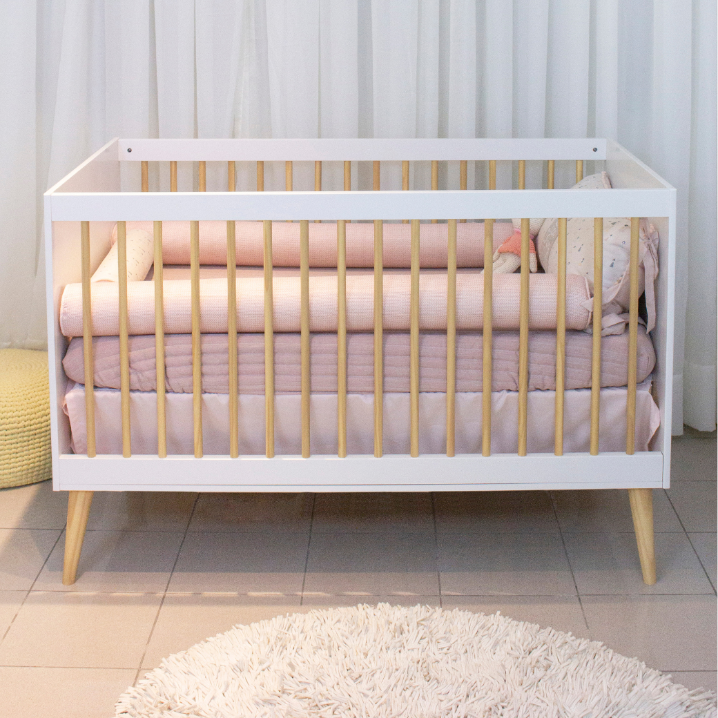 Berço para Bebê de Madeira branco com colchão para Quarto de Menina