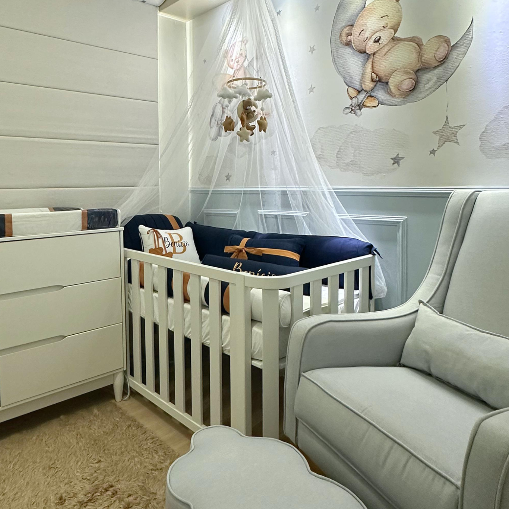 Berço branco de bebê quater em parceria com a influencer carol chicorsqui