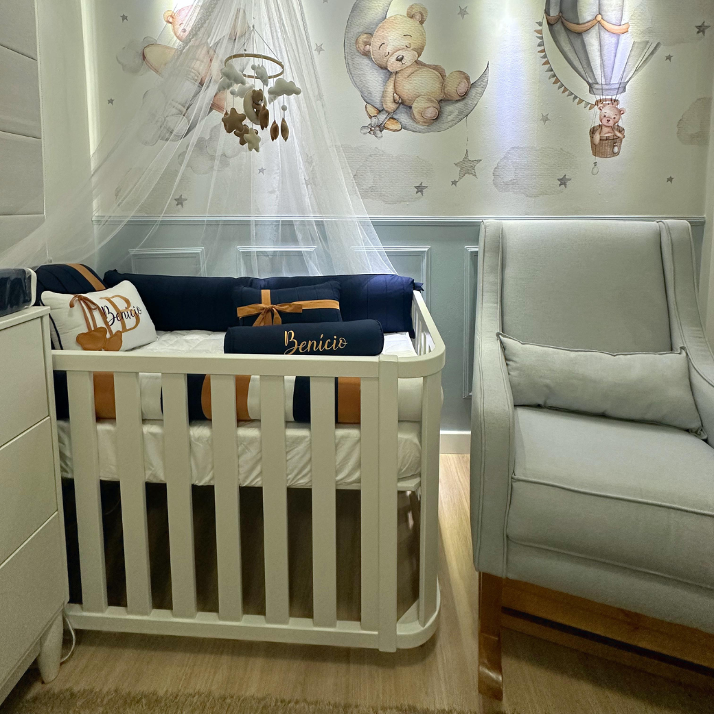 BERÇO BRANCO DE BEBÊ NO QUARTO DO BEBÊ DA INFLUENCER @carolchicorsqui