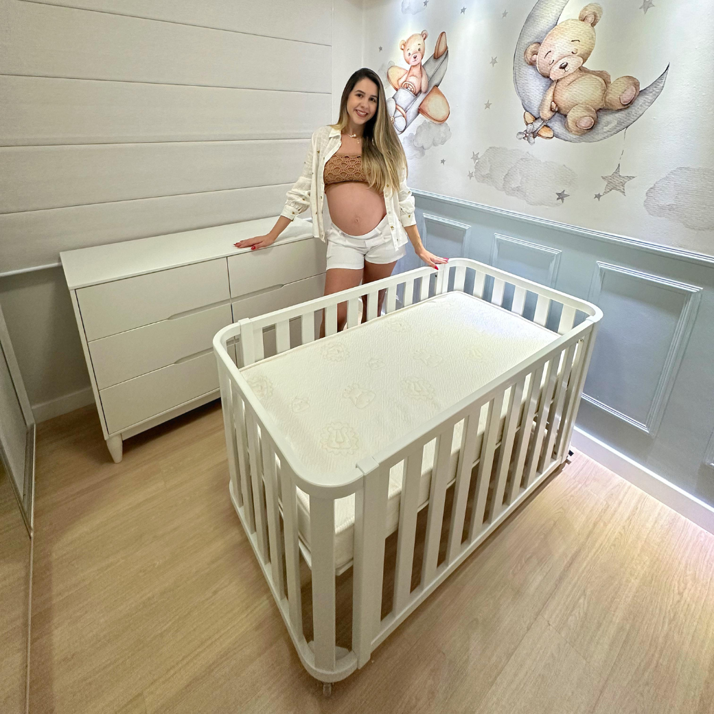 berço branco de bebê em parceria com a influencer carolchicorsqui
