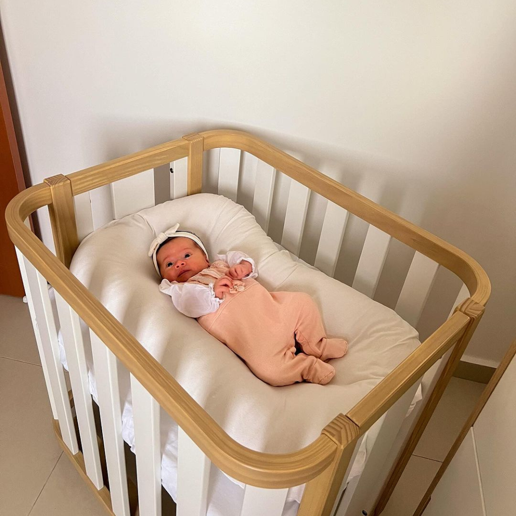 Mini Berço com Colchão e Rodízios Loop Branco com Madeira
