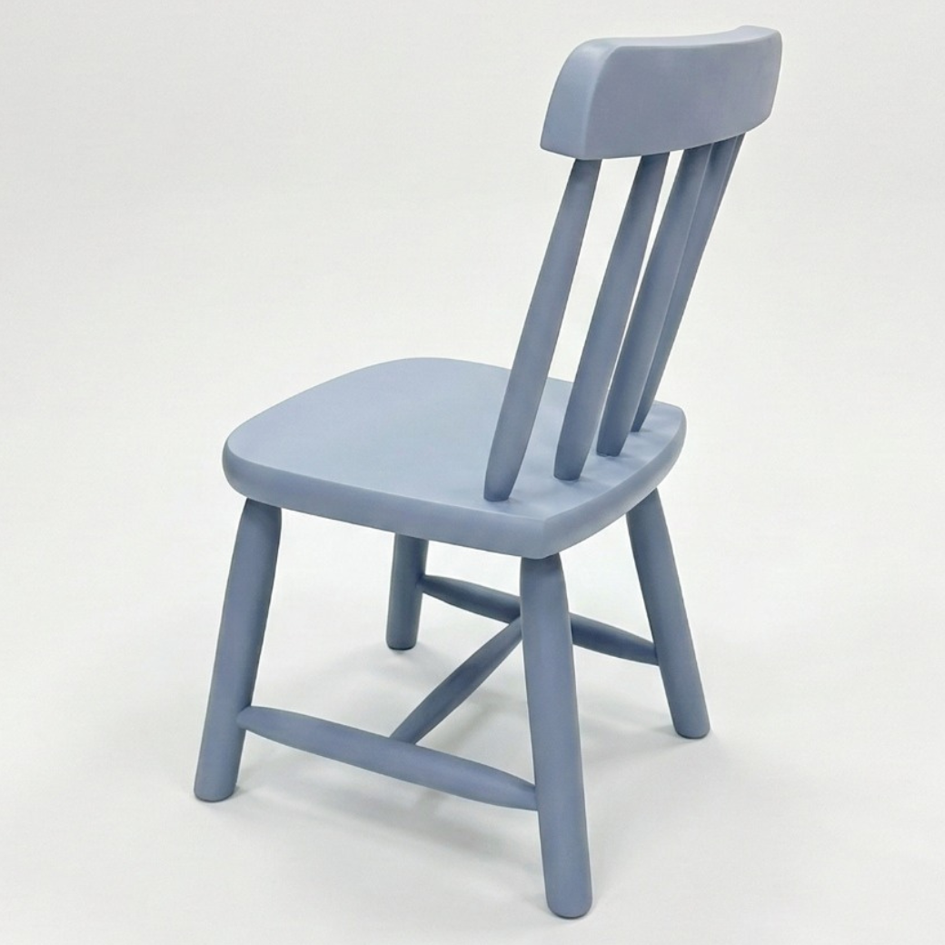 Detalhe do encosto da cadeirinha de criança azul.