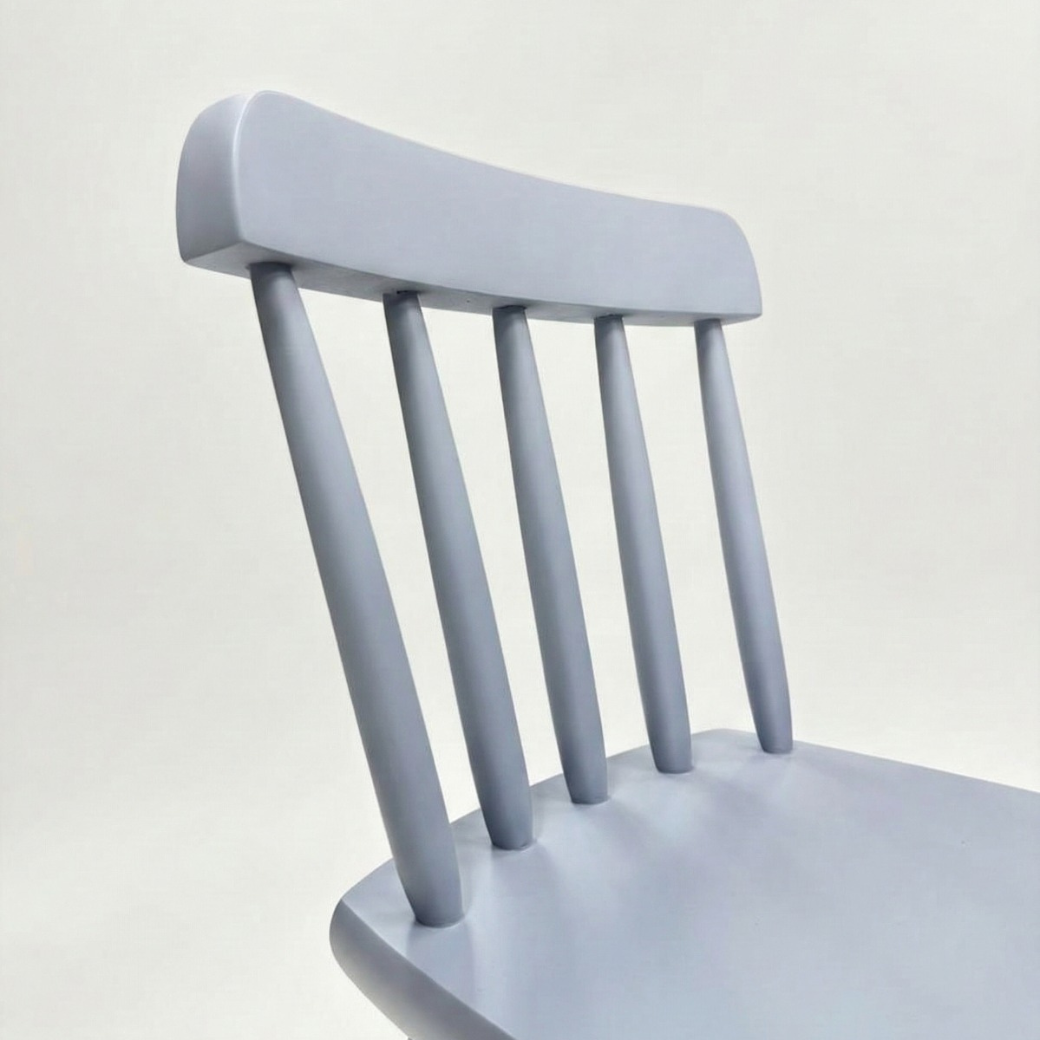 Detalhe da cadeirinha azul em madeira maciça.