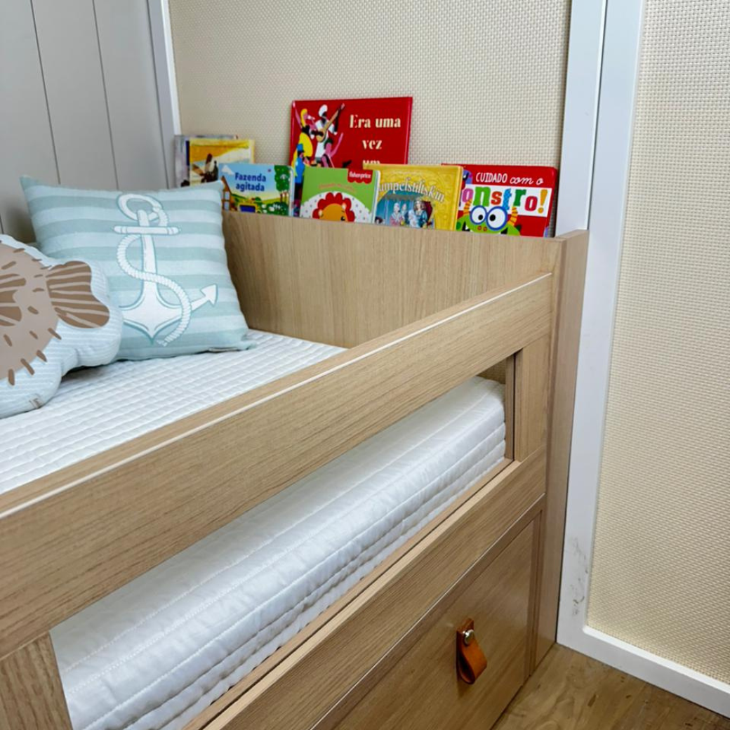A cama possui nichos para livros? Sim, a cabeceira possui uma prateleira integrada (porta-livros), perfeita para estimular o hábito da leitura antes de dormir.