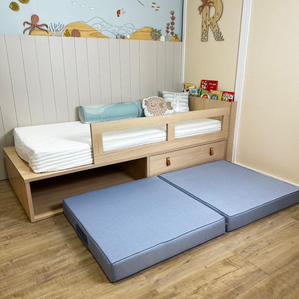 Cama possui opcional de compra do futton, um colchão compacto que pode ser utilizado aberto ou fechado ao lado da cama.