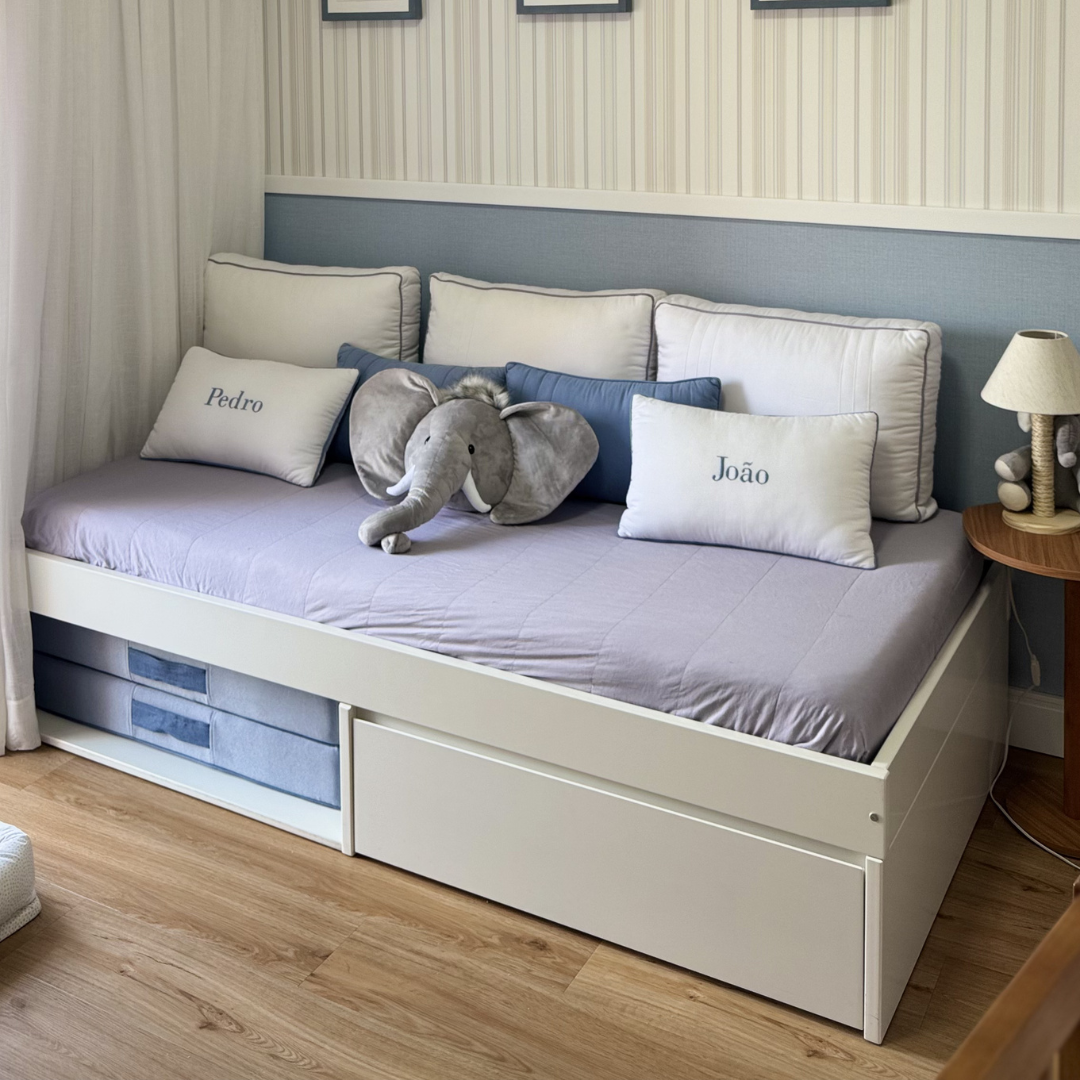 Cama Infantil para quarto de menino. cama Branca com decoração azul.