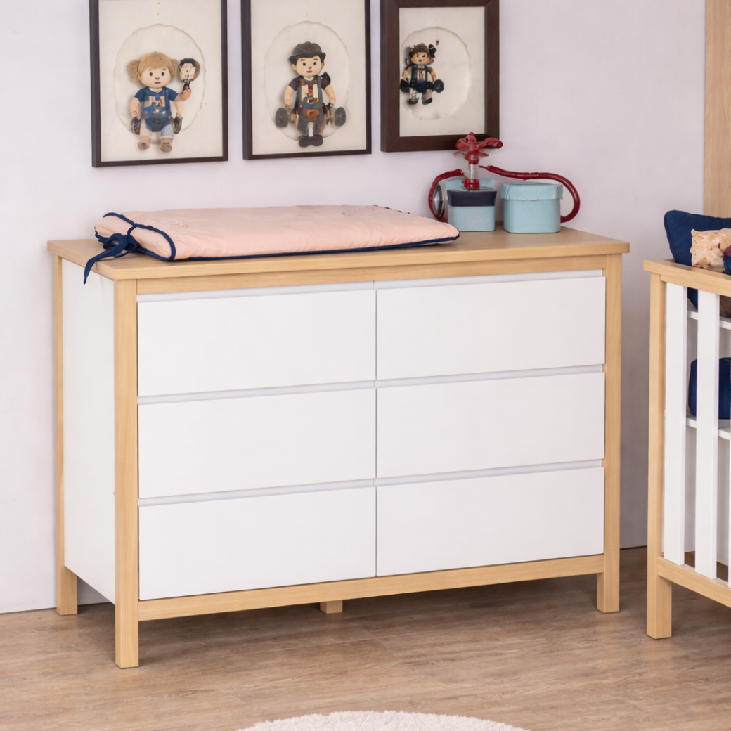 Cômoda com estrutura robusta, acabamento de alta qualidade, bordas arredondadas, ideal para usar para trocar o bebê.