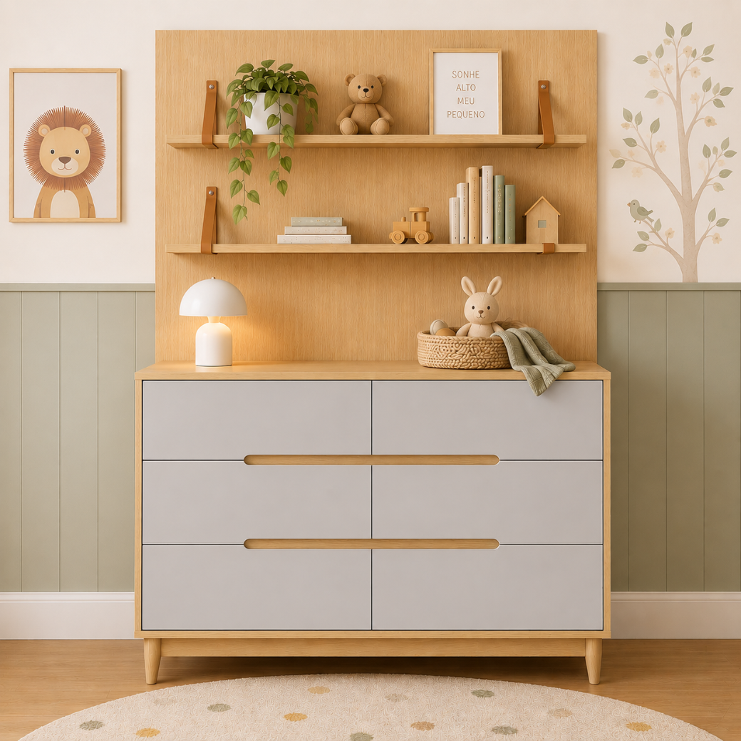 O Conjunto Cômoda 6 Gavetas com Painel e Prateleiras em MDF da Quater Móveis foi pensado para oferecer praticidade e excelente aproveitamento de espaço no quarto infantil.
