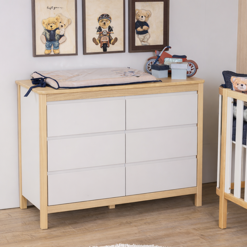 Cômoda funcional para a rotina real
Com 6 gavetas amplas, a cômoda organiza roupas, fraldas e acessórios com facilidade. O tampo é ideal para uso como trocador, deixando tudo ao alcance das mãos no dia a dia.